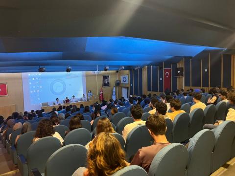 Etkinlik sorasında konferans salonu