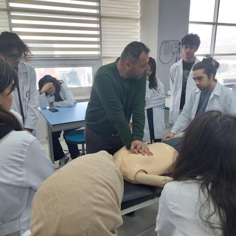 hocamız cpr ı anlatıp gösteriyor