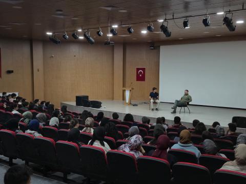 Sunucu Hocamız ve öğrenciler