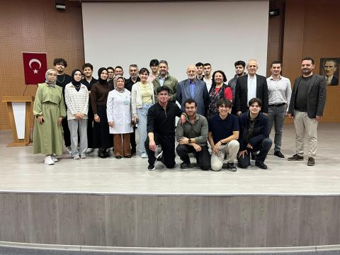 Hocalar ve öğrenciler toplu resim