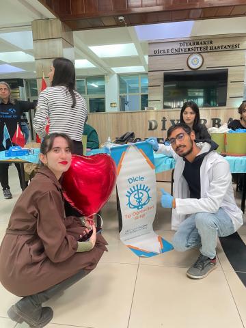 Doğum günü kızı ile güzel bir fotoğrafımız 