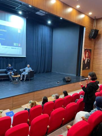 Katılımcıların sorularını sorduğu fotoğraf 