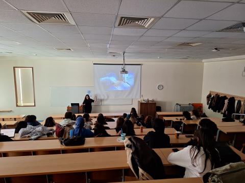 İnt. Dr. Ecem Yenici bir diziden sahneyi yorumlarken bir fotoğrafımız