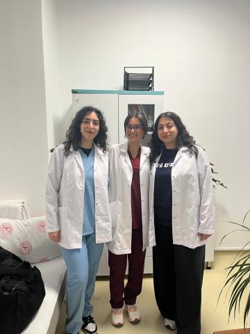 Asistanlarımla intörn odasından fotoğrafımız