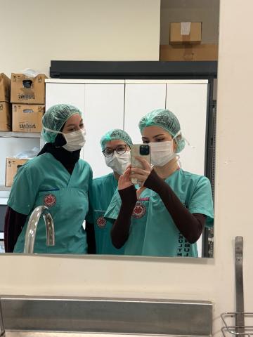 Ameliyattan önce girecek arkadaşlarımızla çekildiğimiz bir resim 