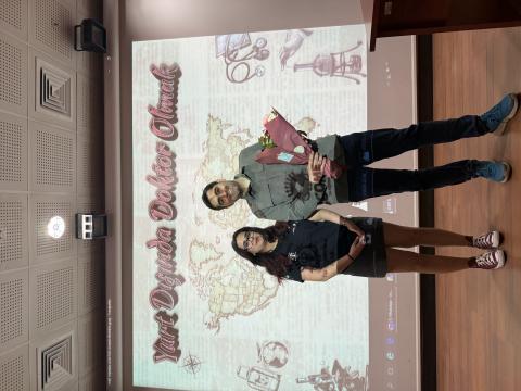 Hocamıza çiçek takdimi yaptık.