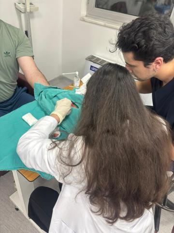 katılımcılardan biri sütur atarken