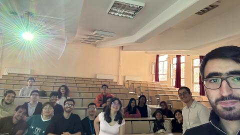 Konuşmacı ve öğrencilerimizle birlikte çektiğimiz selfie