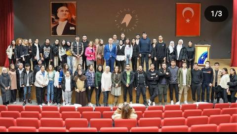 Fotoğraf çekilmek isteyen tıp öğrencileri ve dekanımızla