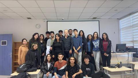 Etkinlik sonu hocamız ve isteyen katılımcılarla çektiğimiz fotoğraf