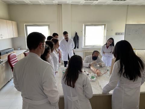 Hocamız maket üzerinde damar yolu açmayı anlatırken