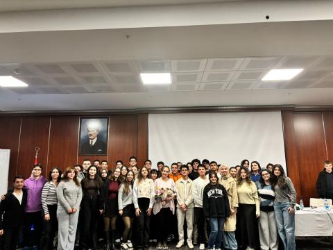 Hocamız ve etkinliğe katılan arkadaşlarımızla çekildiğimiz fotoğraf.