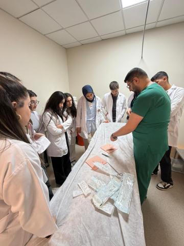 Asistan doktorlarımız gösteriyor 