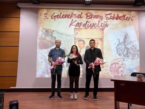 Etkinlik sonrası hocalarımıza çiçek takdimi yaptık.