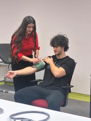 tansiyon ogretilirken çekilmiş bir fotoğraf 