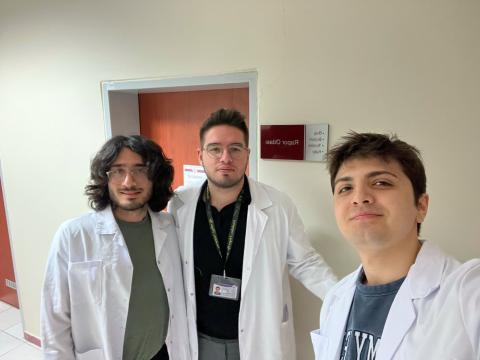 Katılımcılar la birlikte fotoğraf çekiliyor 